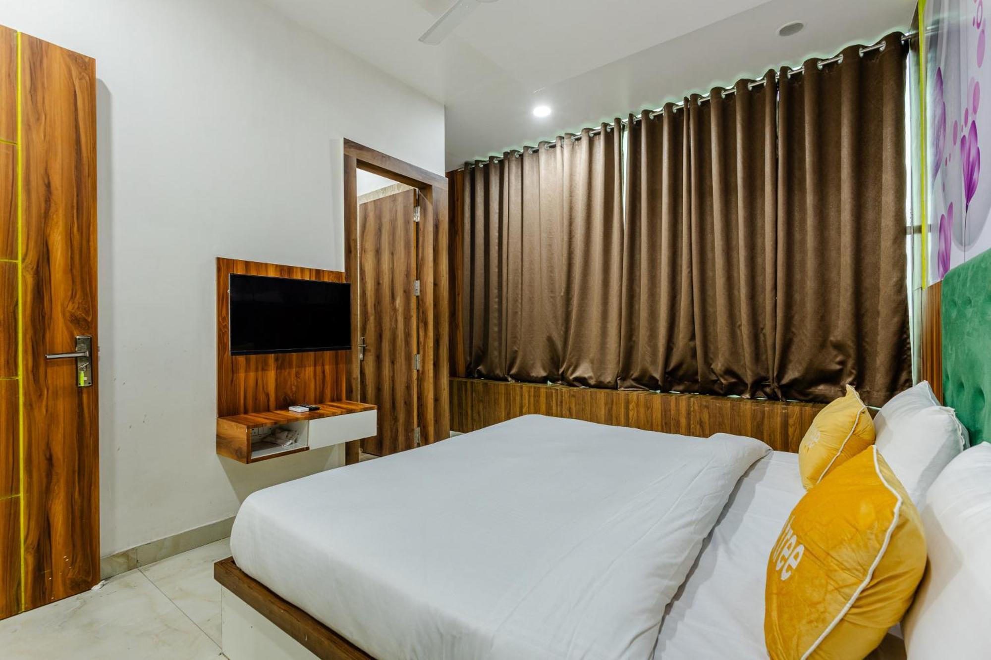 Lime Tree Hotel And Banquet Vrindavan Exterior photo